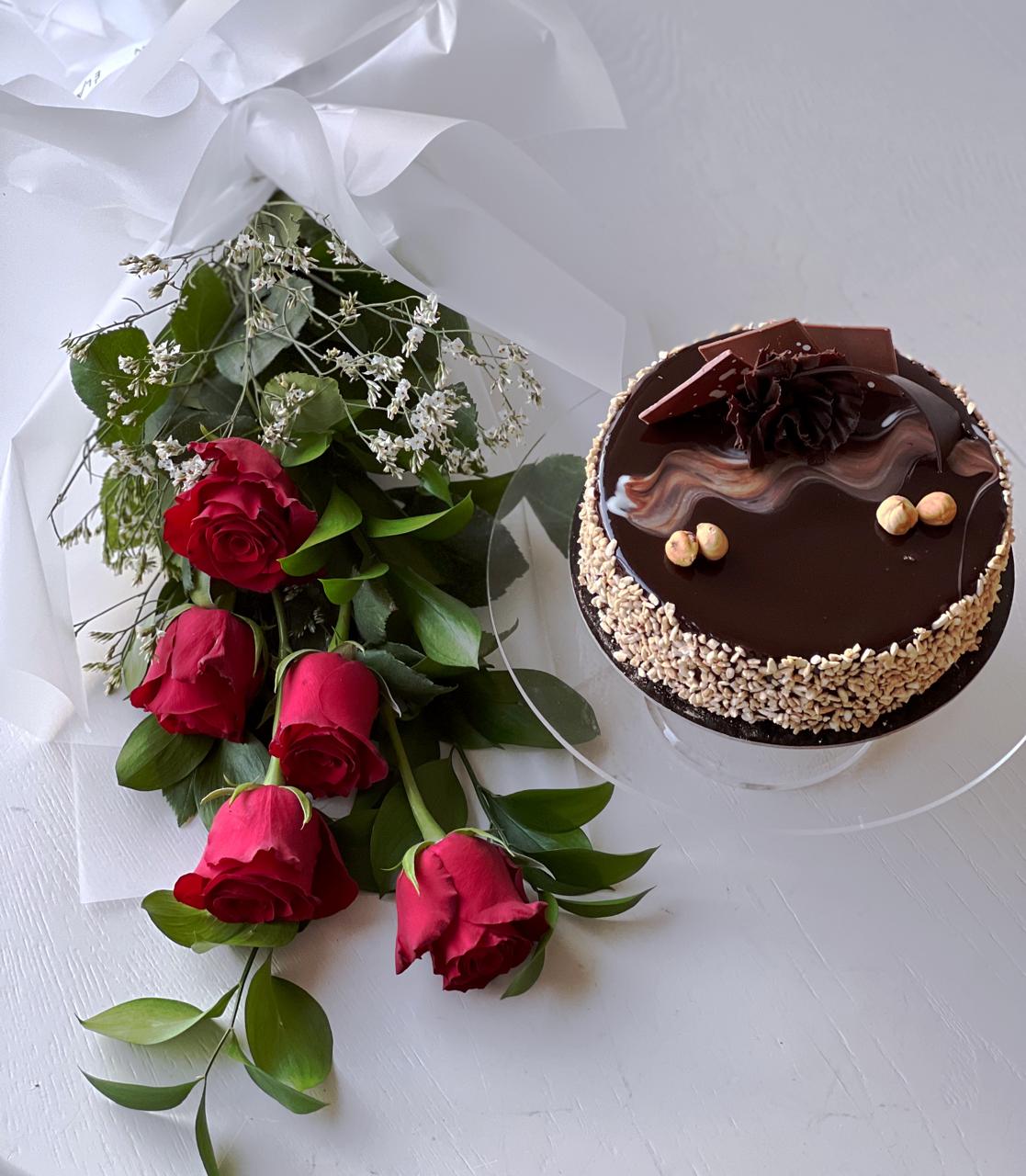 Rose Noire Cake with Roses